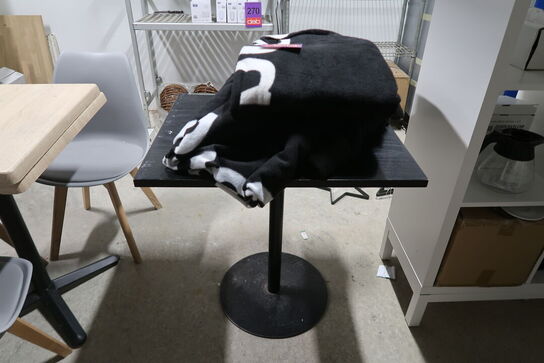 Cafebord med 4 stk. tæpper