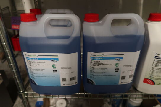 Stålreol med indhold