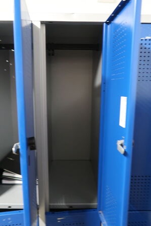 Omklædningsskab 6 rum med indhold