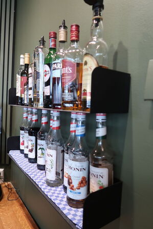 2 stk. hylder med indhold