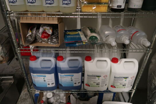 Stålreol med indhold