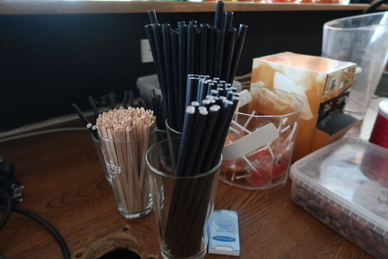 Diverse snacks & sugerør