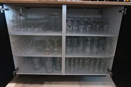 Stort parti øl & vinglas i skab