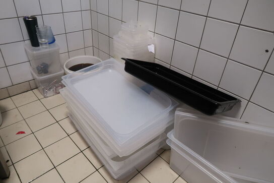 Diverse plastbakker