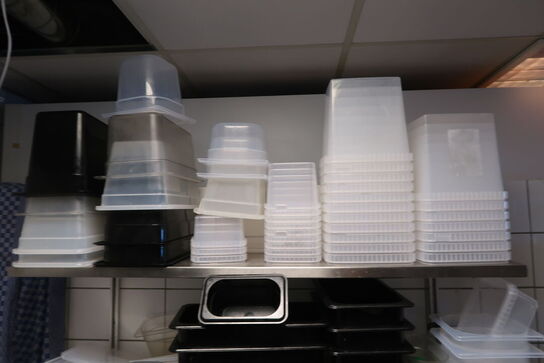 2 stk. rustfri stålhylder med indhold