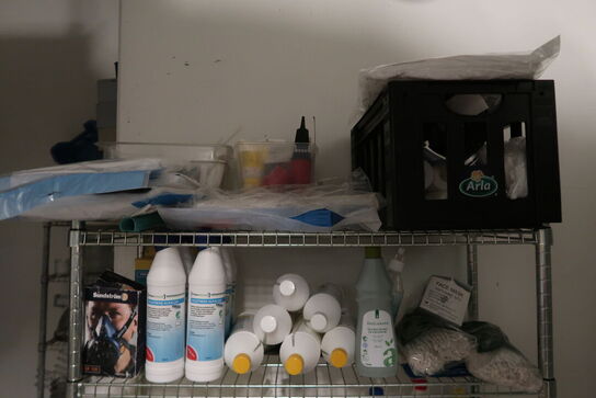 Stålreol med indhold