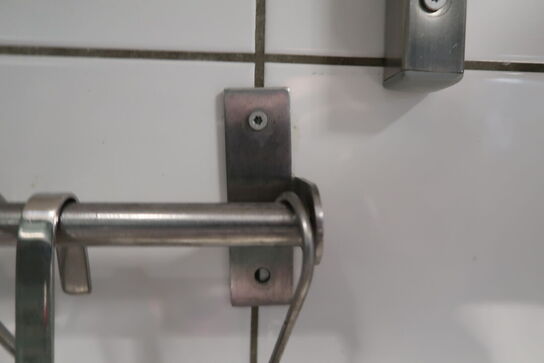 Ophæng med diverse køkkenredskaber