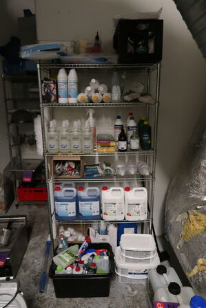 Stålreol med indhold