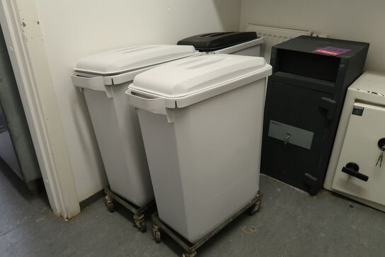 3 stk. plastbeholder på hjul med indhold