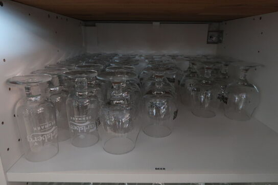 Stort parti øl & vinglas i skab