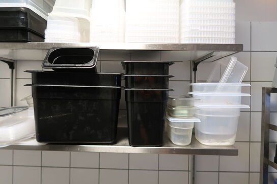 2 stk. rustfri stålhylder med indhold