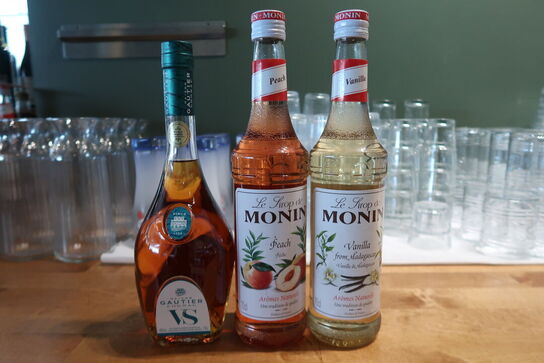 2 flasker Sirop de Monin Peach/Vanille, 1 stk. Cognac Gautier 