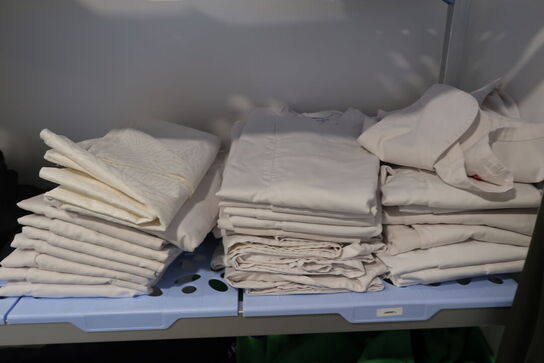 Stort parti tjernertøj på reol