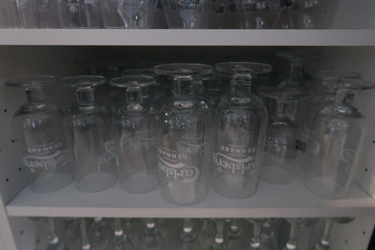 Stort parti øl & vinglas i skab