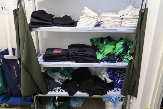 Stort parti tjernertøj på reol