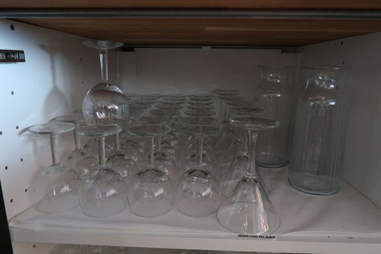 Stort parti øl & vinglas i skab