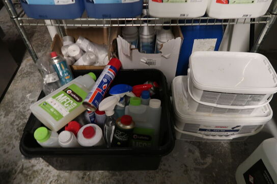 Stålreol med indhold