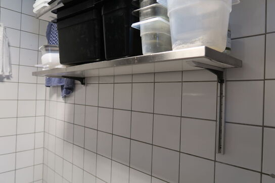 2 stk. rustfri stålhylder med indhold