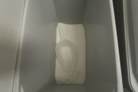 3 stk. plastbeholder på hjul med indhold