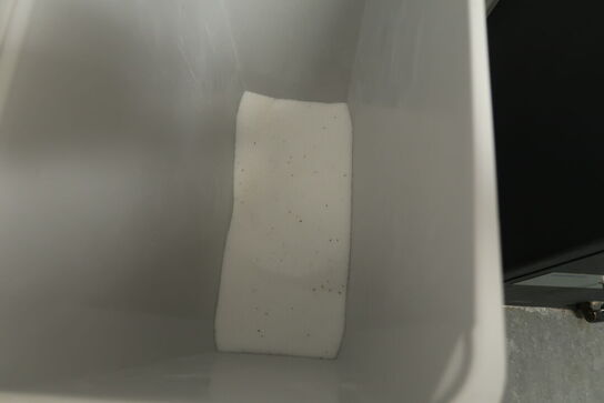 3 stk. plastbeholder på hjul med indhold