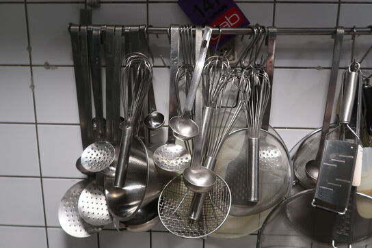 Ophæng med diverse køkkenredskaber