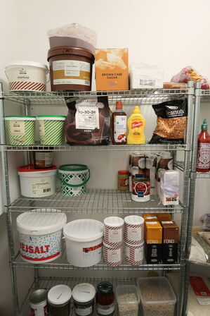 3 stk. trådreoler på hjul med indhold