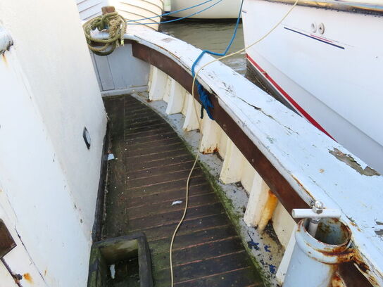 26 fod selvlænsende bundgarnsjolle, lærk på eg