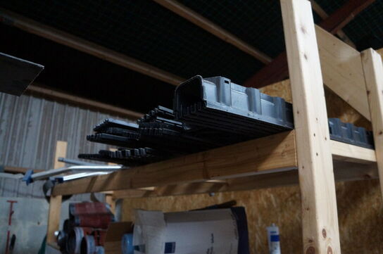 4 stk. Reoler med indhold af diverse skruer, beslag mv. 