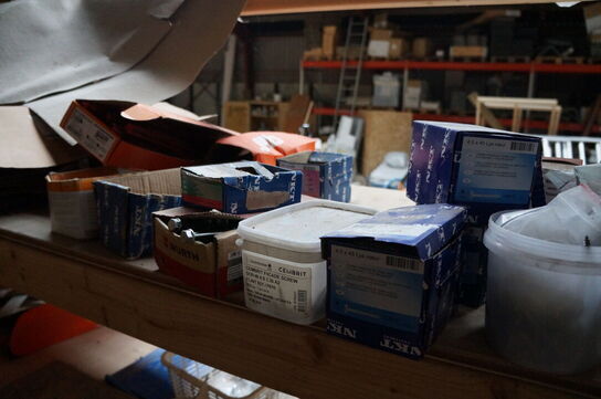 4 stk. Reoler med indhold af diverse skruer, beslag mv. 