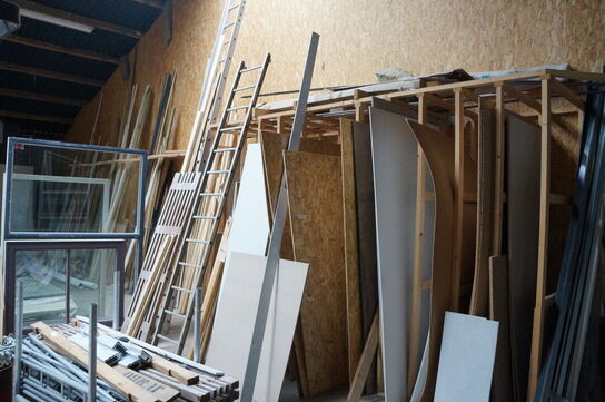 Indhold langs væg af diverse træ, MDF plader mv. 