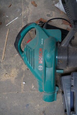 Løvbluser + diverse kasser med skruer 