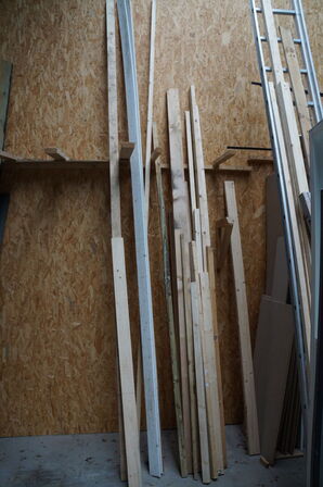 Indhold langs væg af diverse træ, MDF plader mv. 