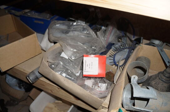 4 stk. Reoler med indhold af diverse skruer, beslag mv. 