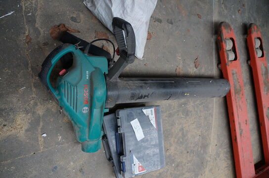 Løvbluser + diverse kasser med skruer 