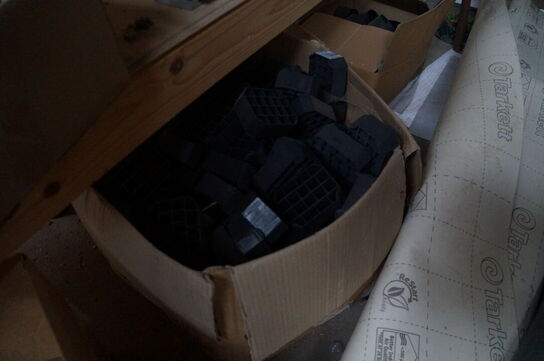 4 stk. Reoler med indhold af diverse skruer, beslag mv. 