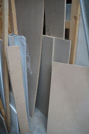 Indhold langs væg af diverse træ, MDF plader mv. 