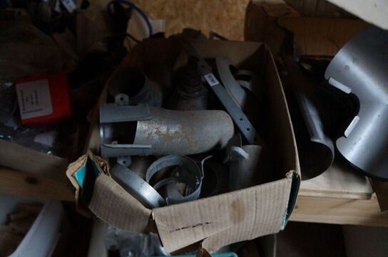 4 stk. Reoler med indhold af diverse skruer, beslag mv. 