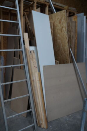 Indhold langs væg af diverse træ, MDF plader mv. 