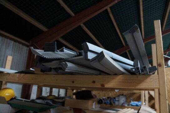 4 stk. Reoler med indhold af diverse skruer, beslag mv. 