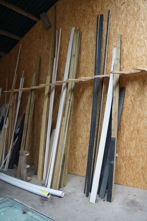 Indhold langs væg af diverse træ, MDF plader mv. 