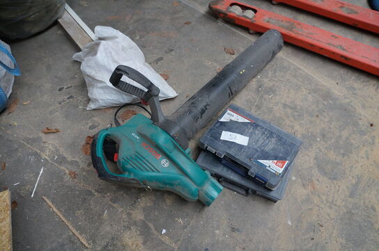 Løvbluser + diverse kasser med skruer 