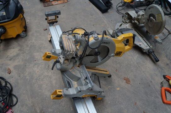 Kap/geringssav DEWALT DWS778 