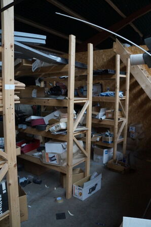 4 stk. Reoler med indhold af diverse skruer, beslag mv. 