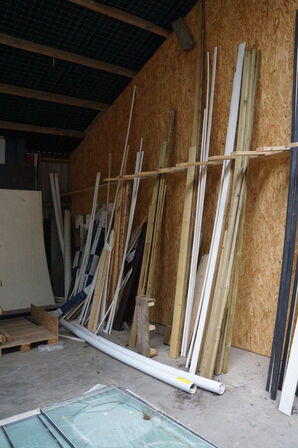 Indhold langs væg af diverse træ, MDF plader mv. 