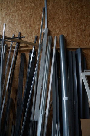 Indhold i hjørne af diverse alu profiler