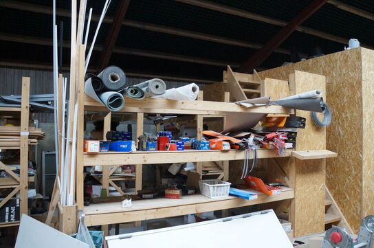 4 stk. Reoler med indhold af diverse skruer, beslag mv. 