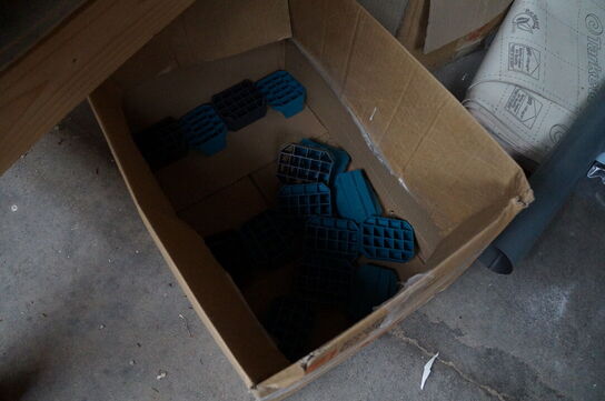 4 stk. Reoler med indhold af diverse skruer, beslag mv. 