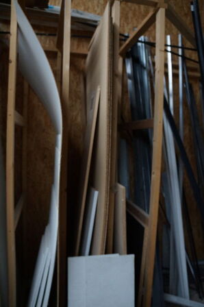 Indhold langs væg af diverse træ, MDF plader mv. 