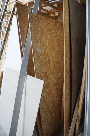 Indhold langs væg af diverse træ, MDF plader mv. 