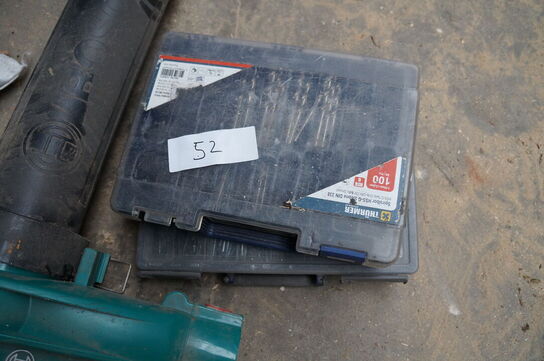 Løvbluser + diverse kasser med skruer 